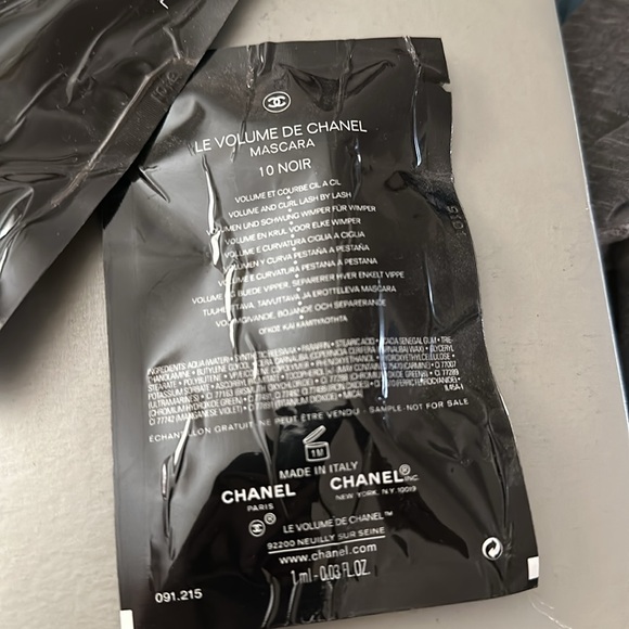LE VOLUME DE CHANEL MASCARA 10 noir THE PRICE IS FOR ONE - Picture 2 of 2